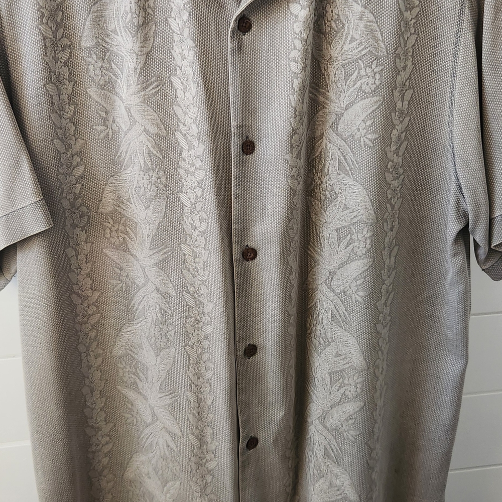 Tommy Bahama XL Gray Short Sleeve Button-Up Shirt